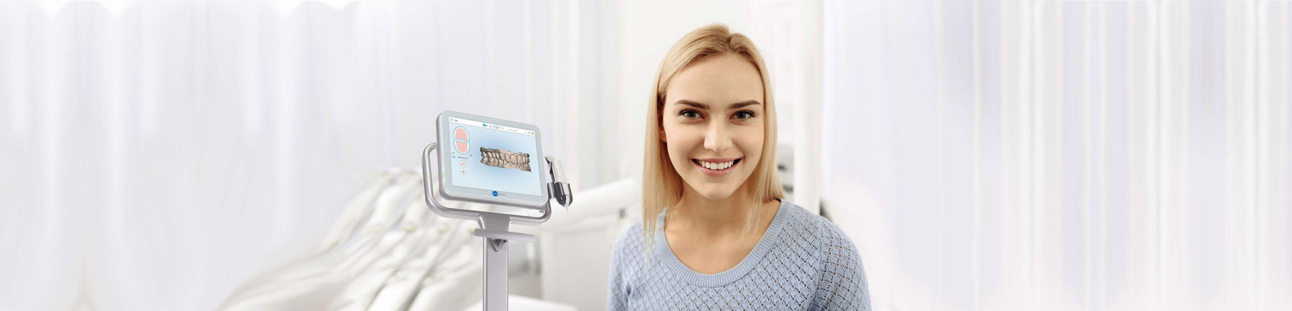 Angenehmer lächelnder Patient in der Zahnarztpraxis